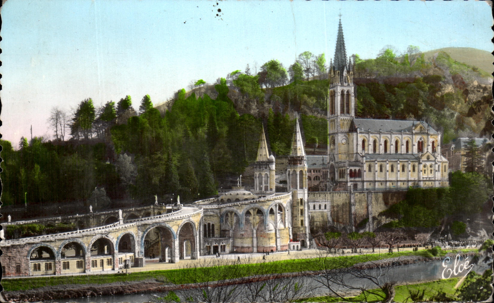 CPA Lourdes La Basilique A droite La Grotte