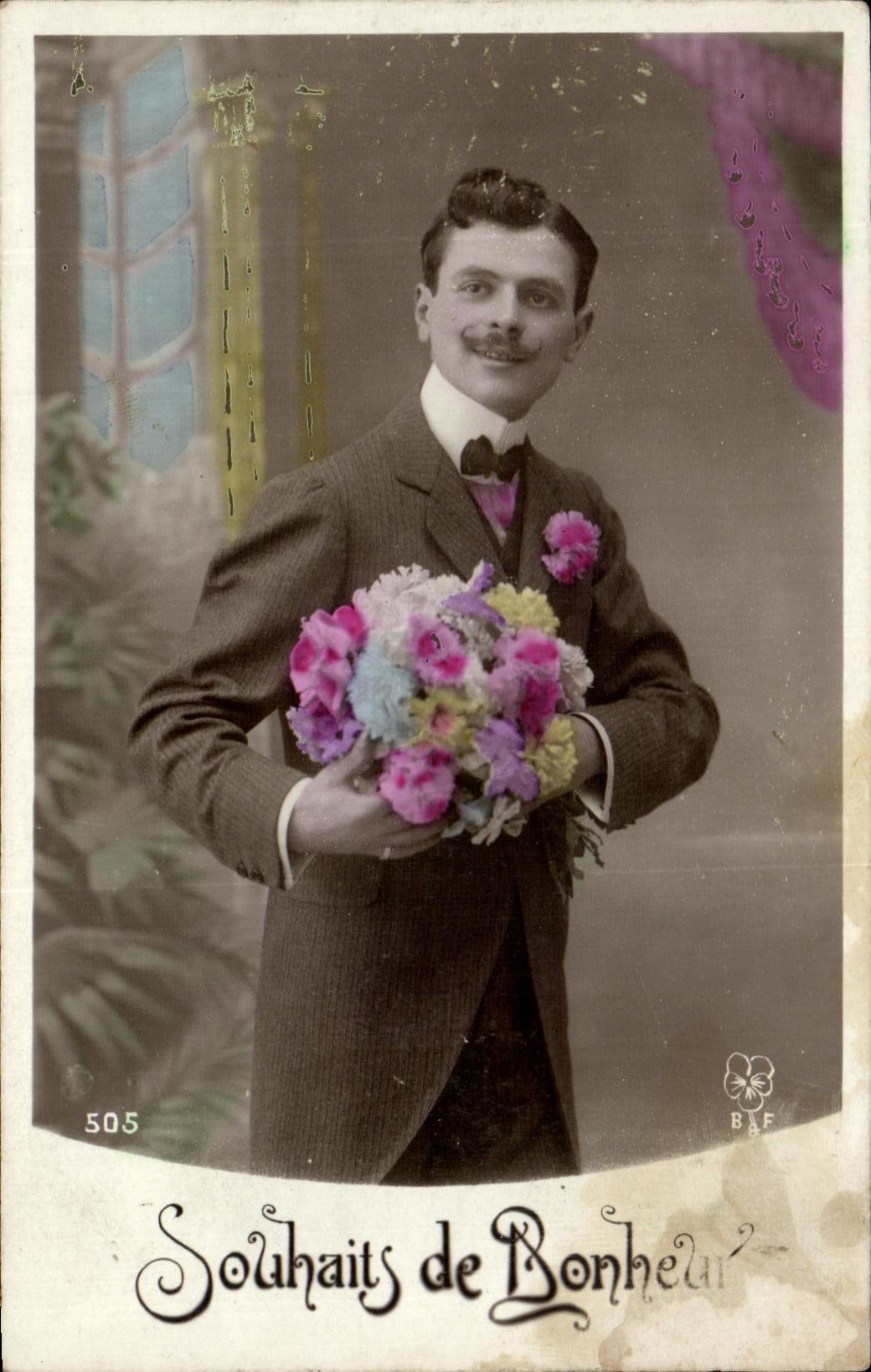 Homme en costume tenant un bouquet — Souhaits de Bonheur — BAF, n° 505