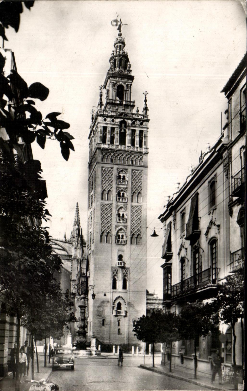 CPA Sevilla La Giralda desde la Calle de Mateo Gago La Girajda des la rue