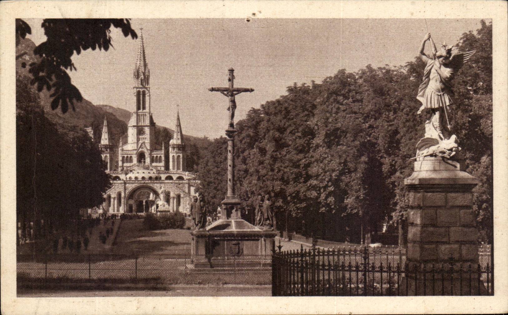 CPA Lourdes La Basilique et l'Esplanade 