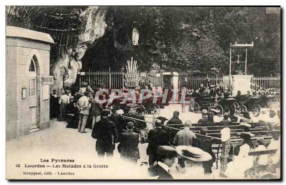 CPA Les Pyrenees Lourdes Les Malades a la Grotte