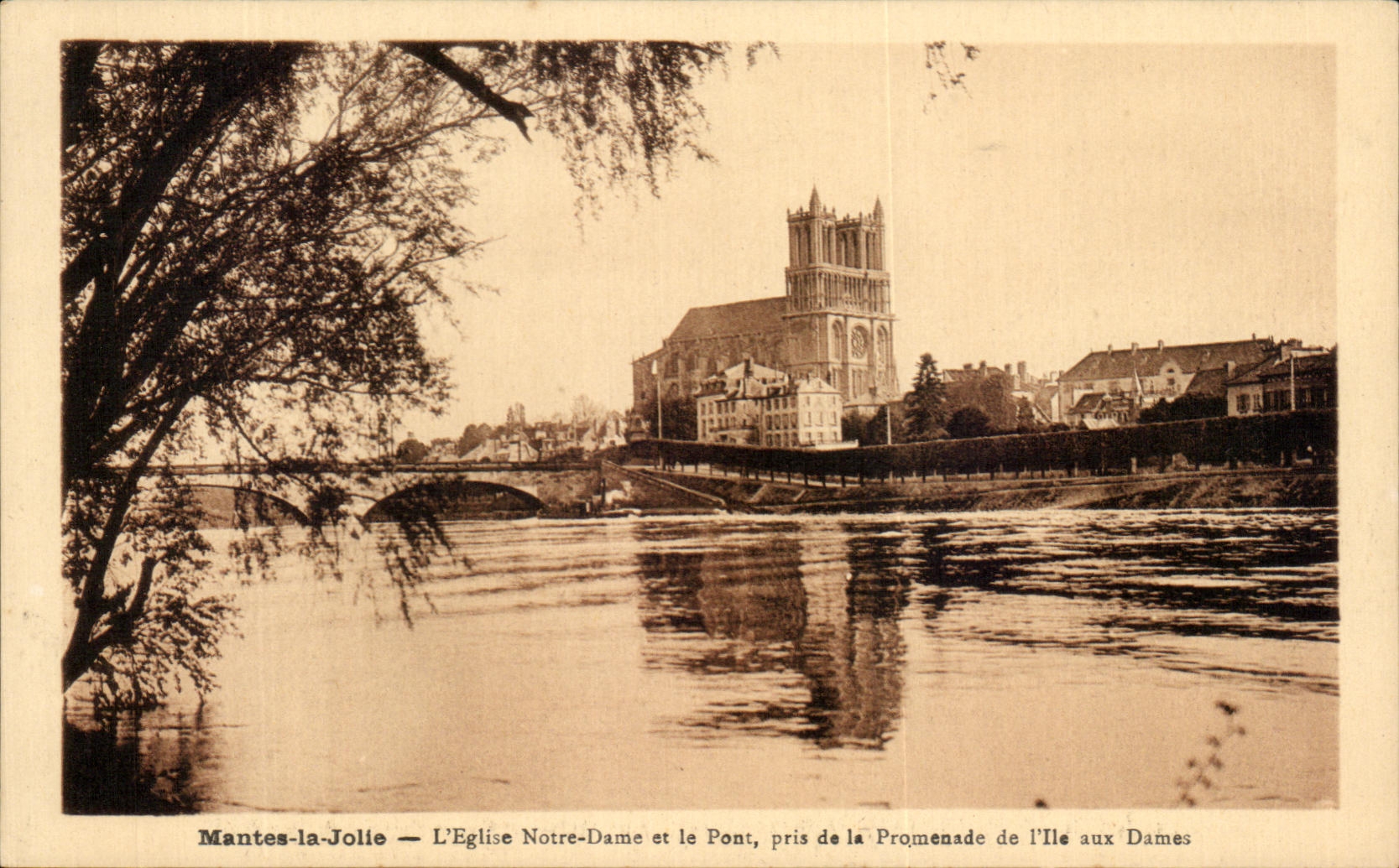 Mantes-la-Jolie — L'Église Notre-Dame et le Pont, pris de la Promenade de l'Île aux Dames