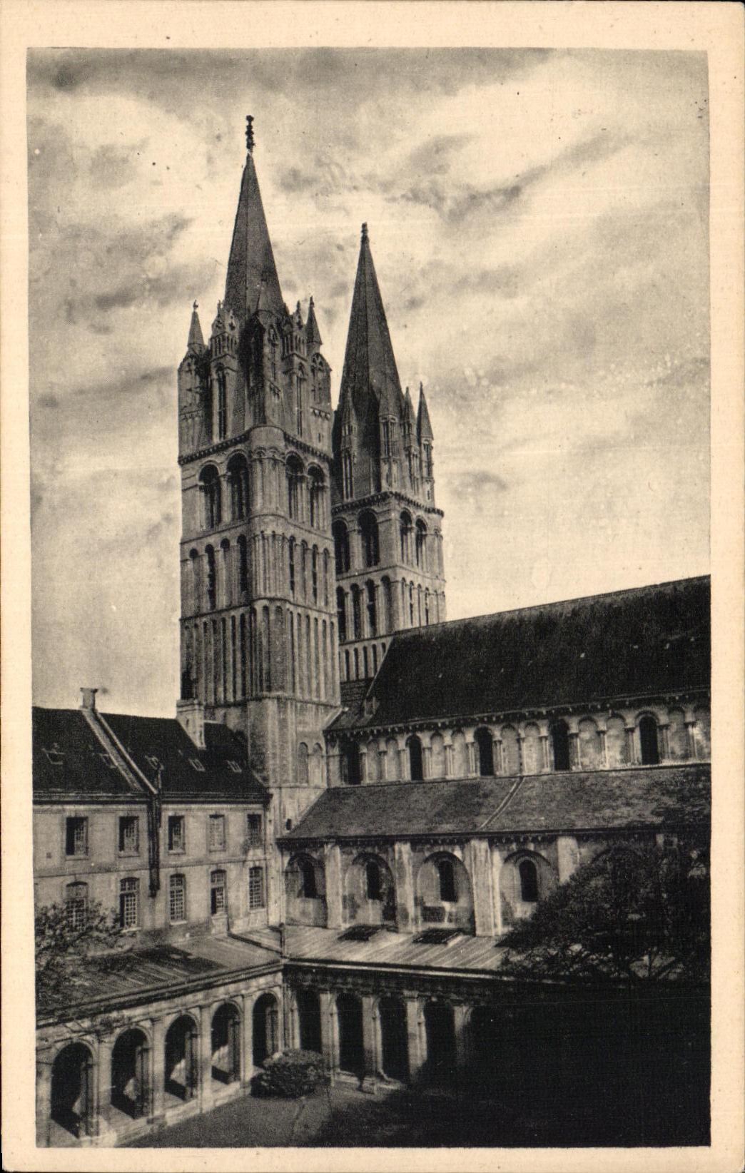 CPA Caen Lycee Malherbe Cour du Cloitre et tours de Saint Etienne