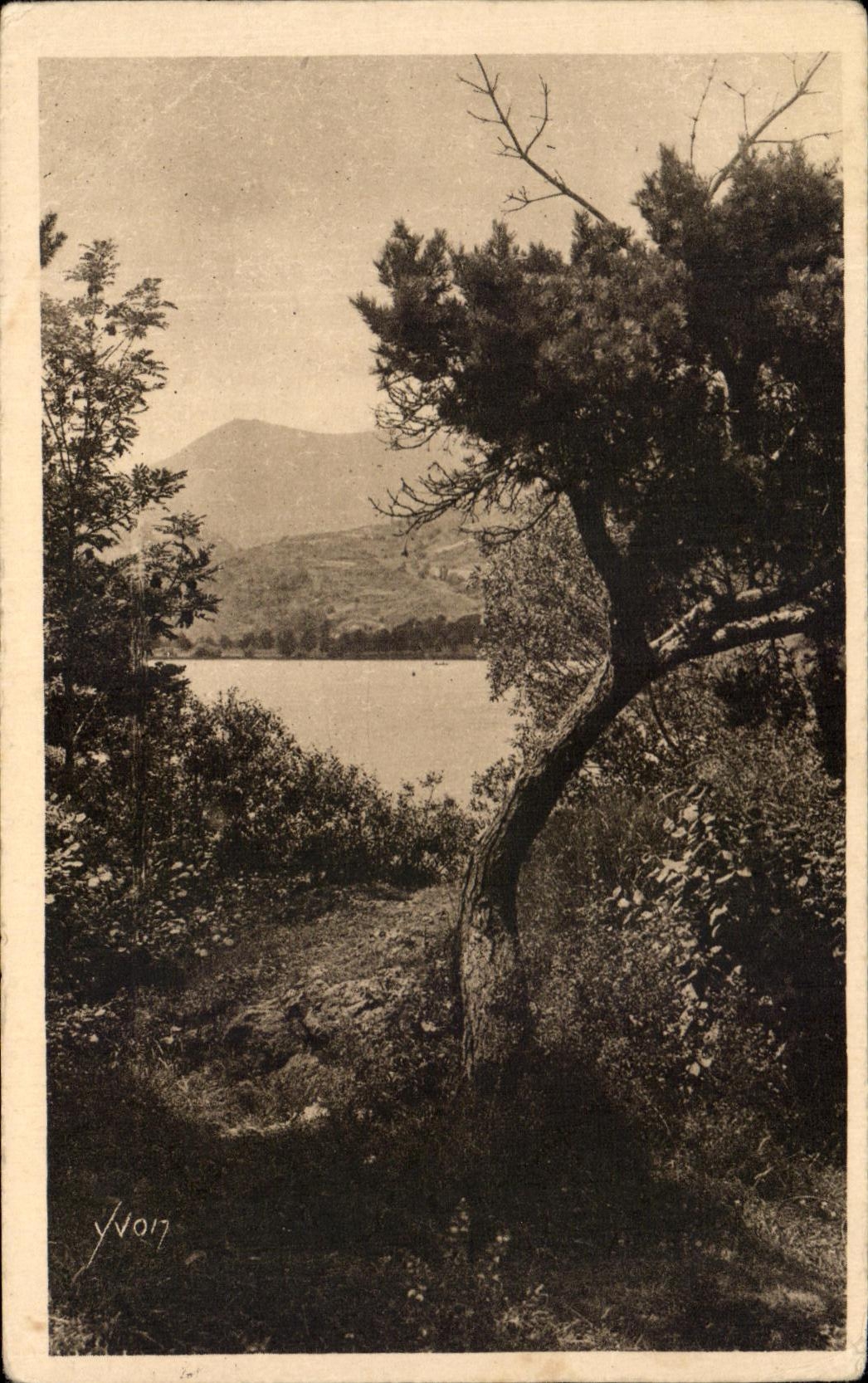 Le Lac Chambon — Auvergne (Puy-de-Dôme) — Les Éditions d'Art Yvon, Paris