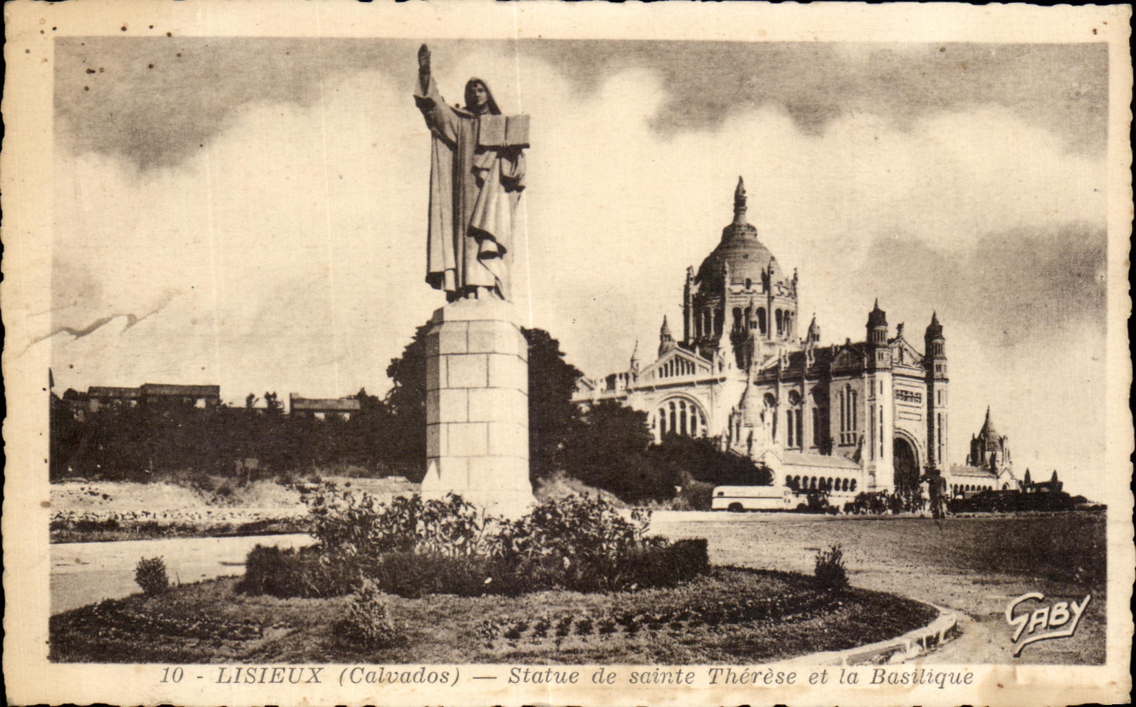 CPA Lisieux Statue De Sainte Therese et La Basilique