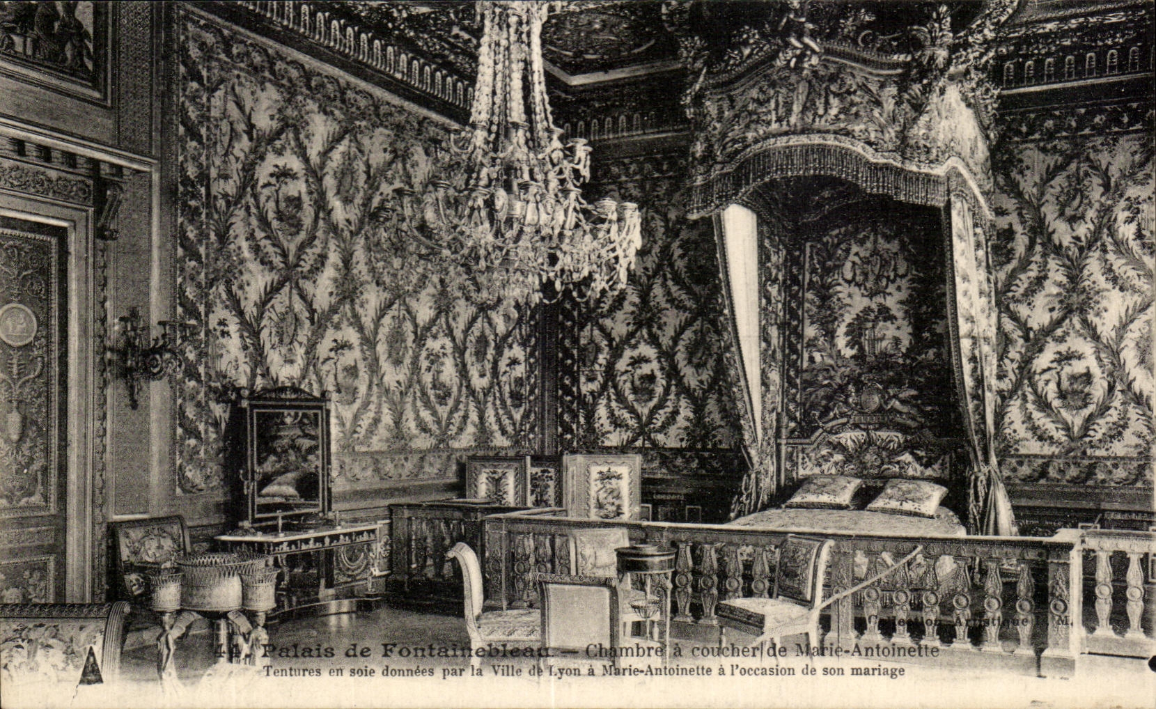 Schloss Fontainebleau — Schlafzimmer von Marie-Antoinette — Seidentapeten gespendet von der Stadt Lyon anlässlich ihrer Hochzeit