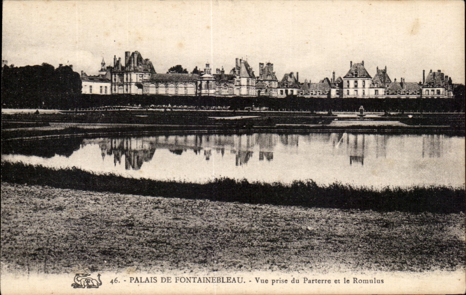 Palais de Fontainebleau — Vue prise du Parterre et le Romulus — n°46