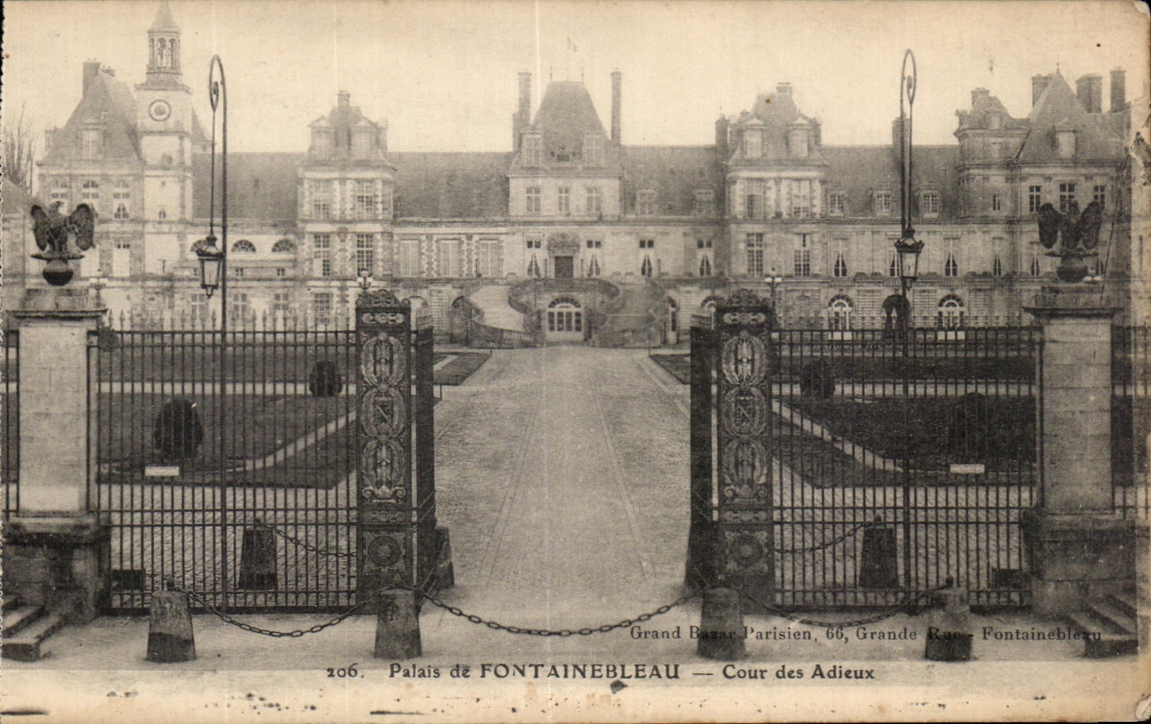 Schloss Fontainebleau — Cour des Adieux — Grand Bazac Parisien, 66, Grande Rue