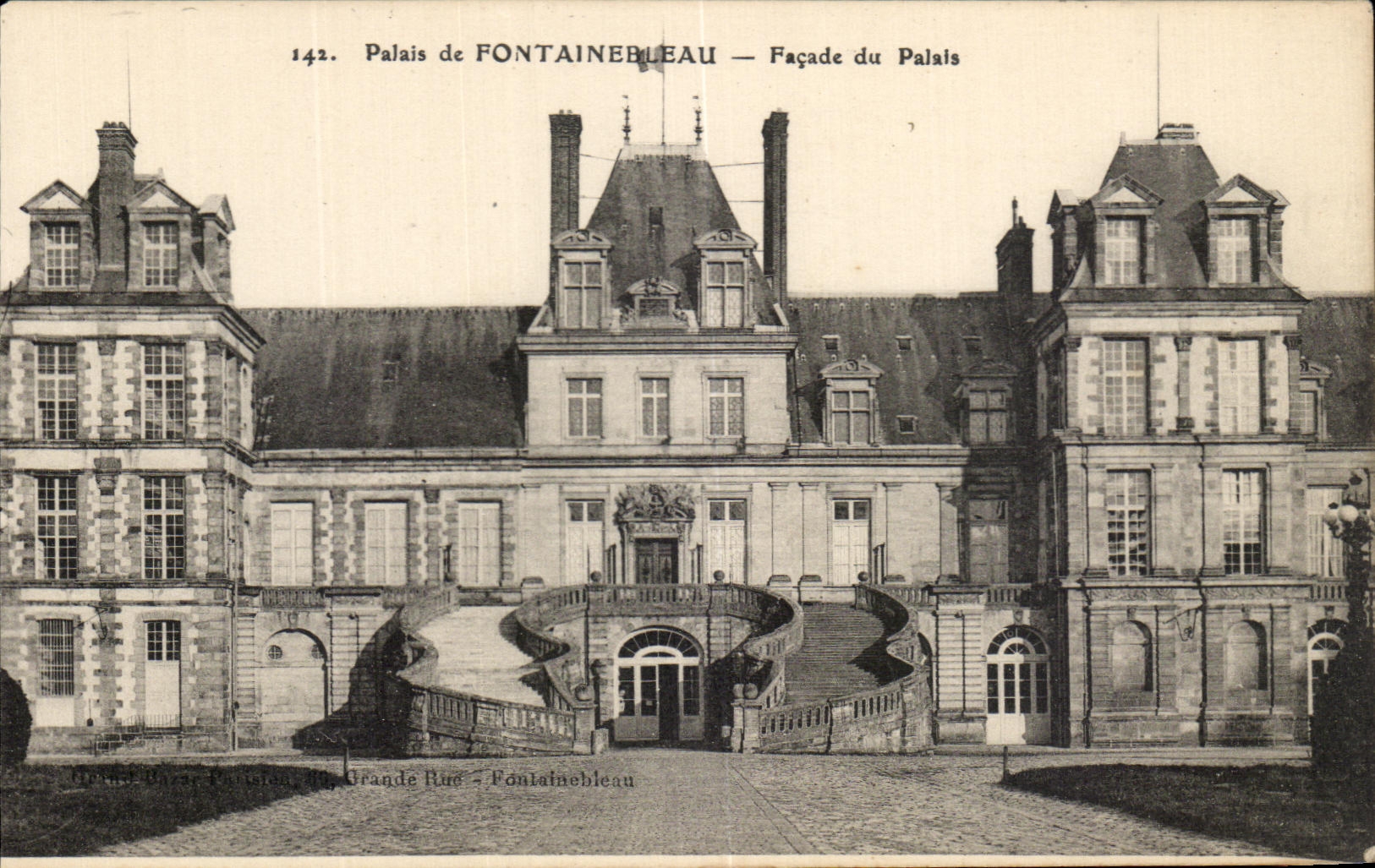Palais van FONTAINEBLEAU — Gevel van het Paleis — Grand-Bazar, Grande Rue — Fontainebleau
