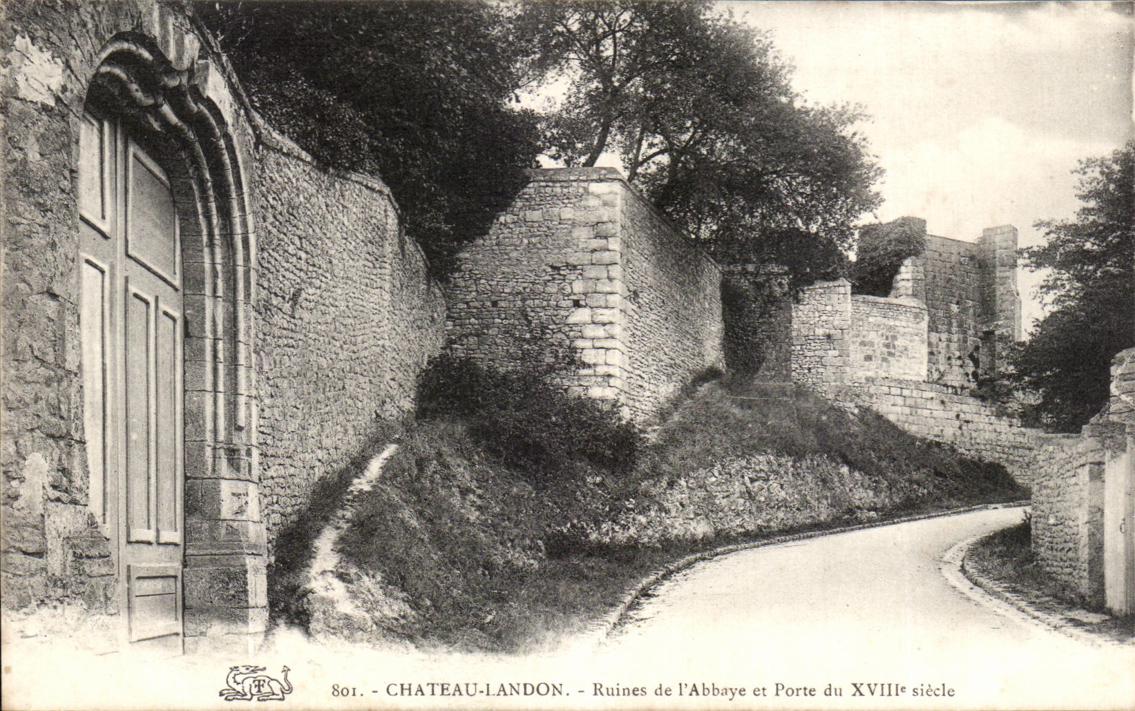 CPA Chateau Landon Ruines de l'Abbaye et porte du Siecle