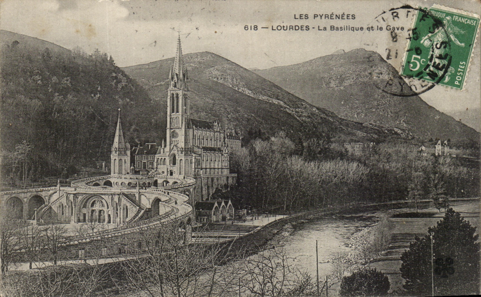 CPA Lourdes La Basilique et le Gave