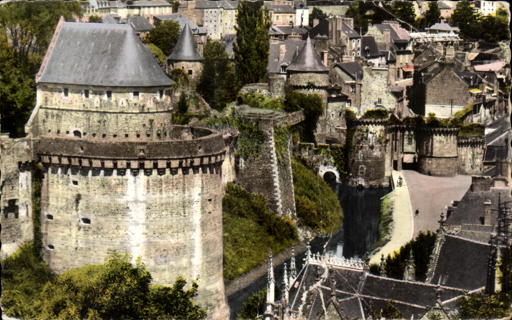 CPA Fougeres le Chateau la Porte Notre Dame et les Douves