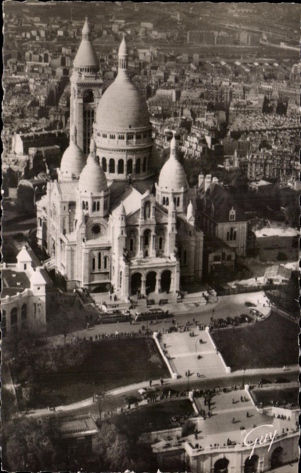 CPA En Avion Sur Paris La Basilique du Sacre Coeur de Montmarte