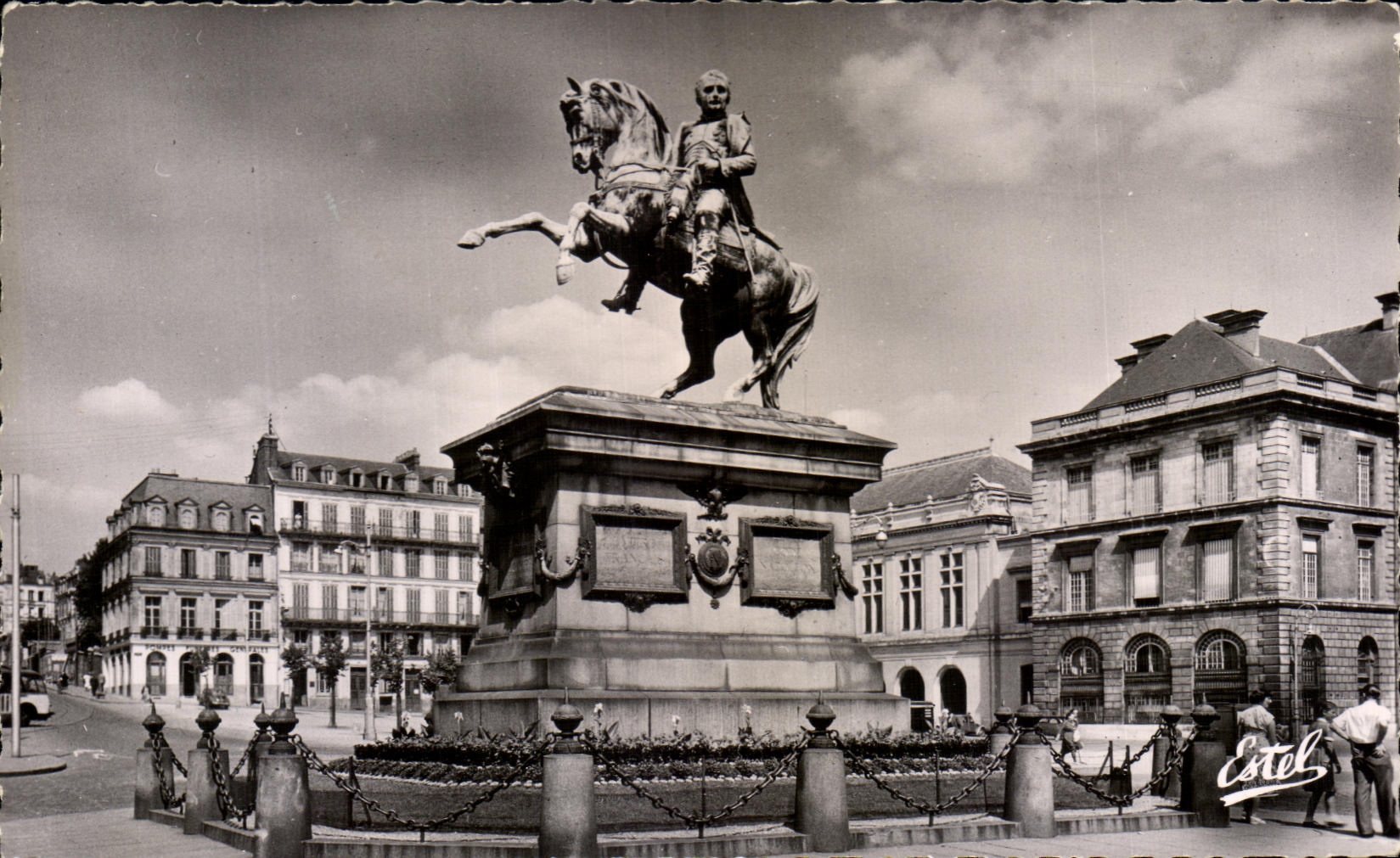 CPA Rouen Place du General de Gaulle Statue de Napoleon 