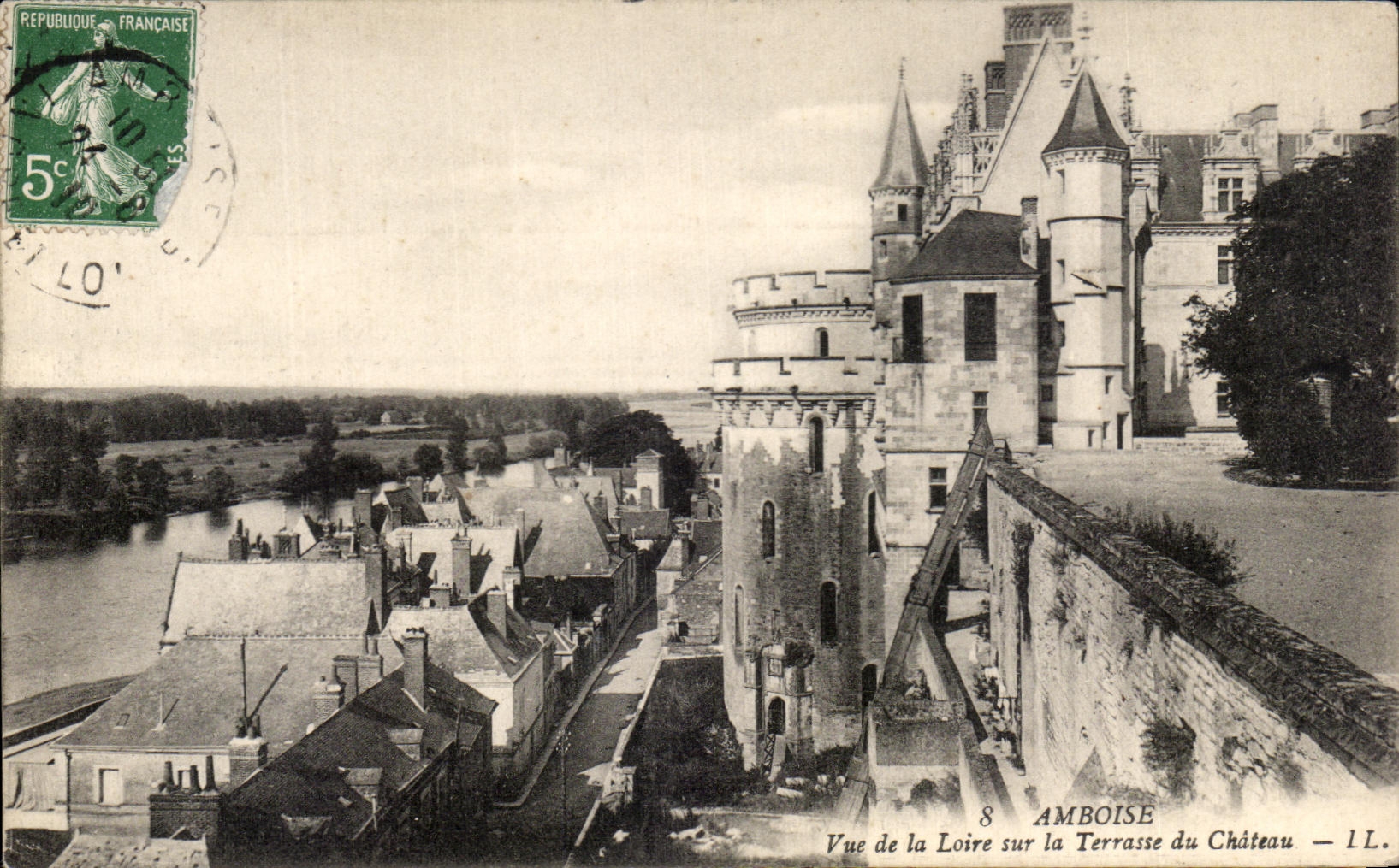 CPA Amboise Vue de la Loire sur La Terrasse du Chateau