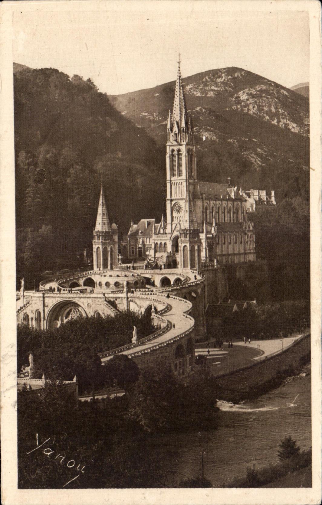CPA Lourdes La Basilique