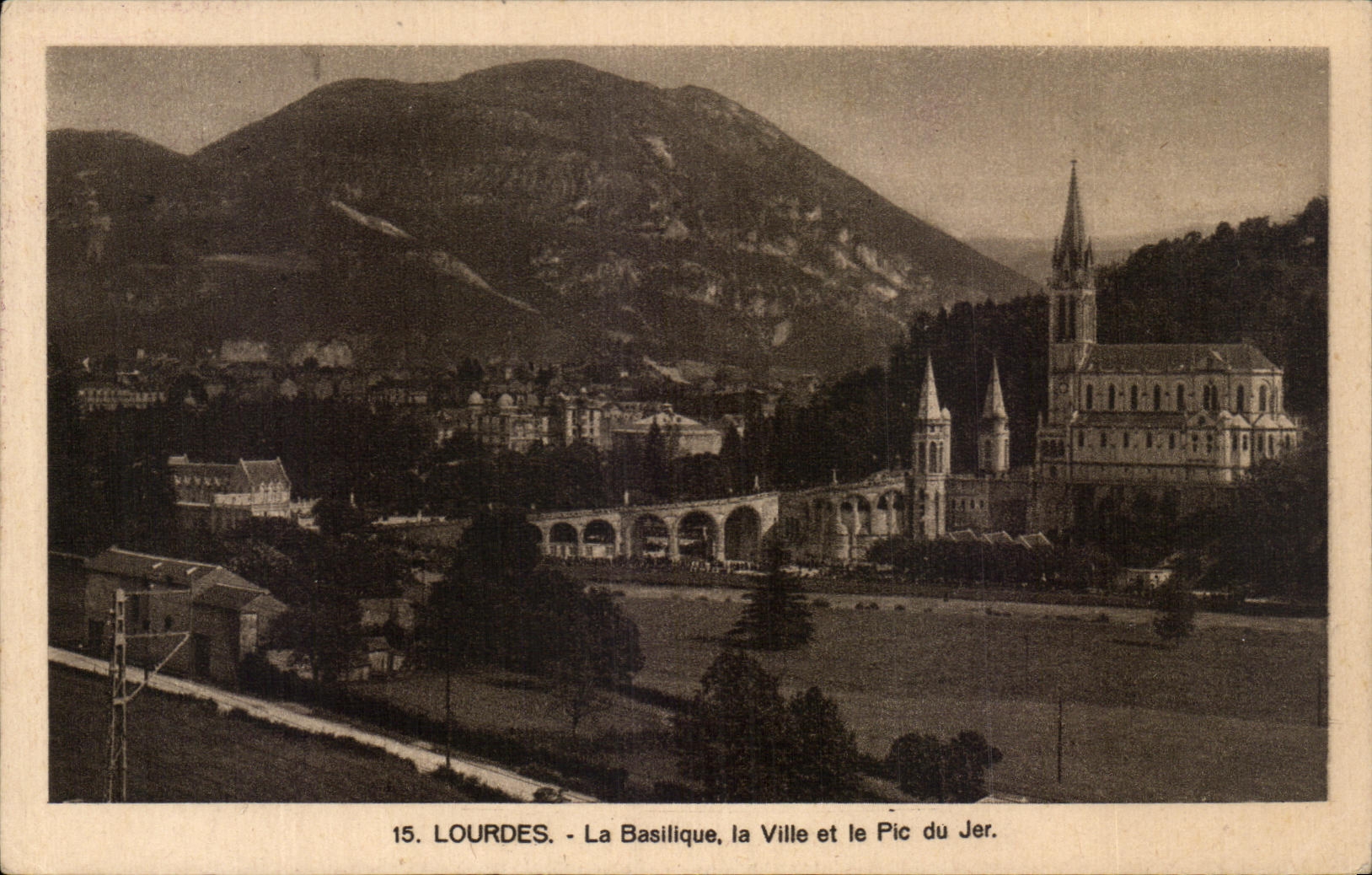 CPA Lourdes La Basilique la Ville et le Pic du Jer