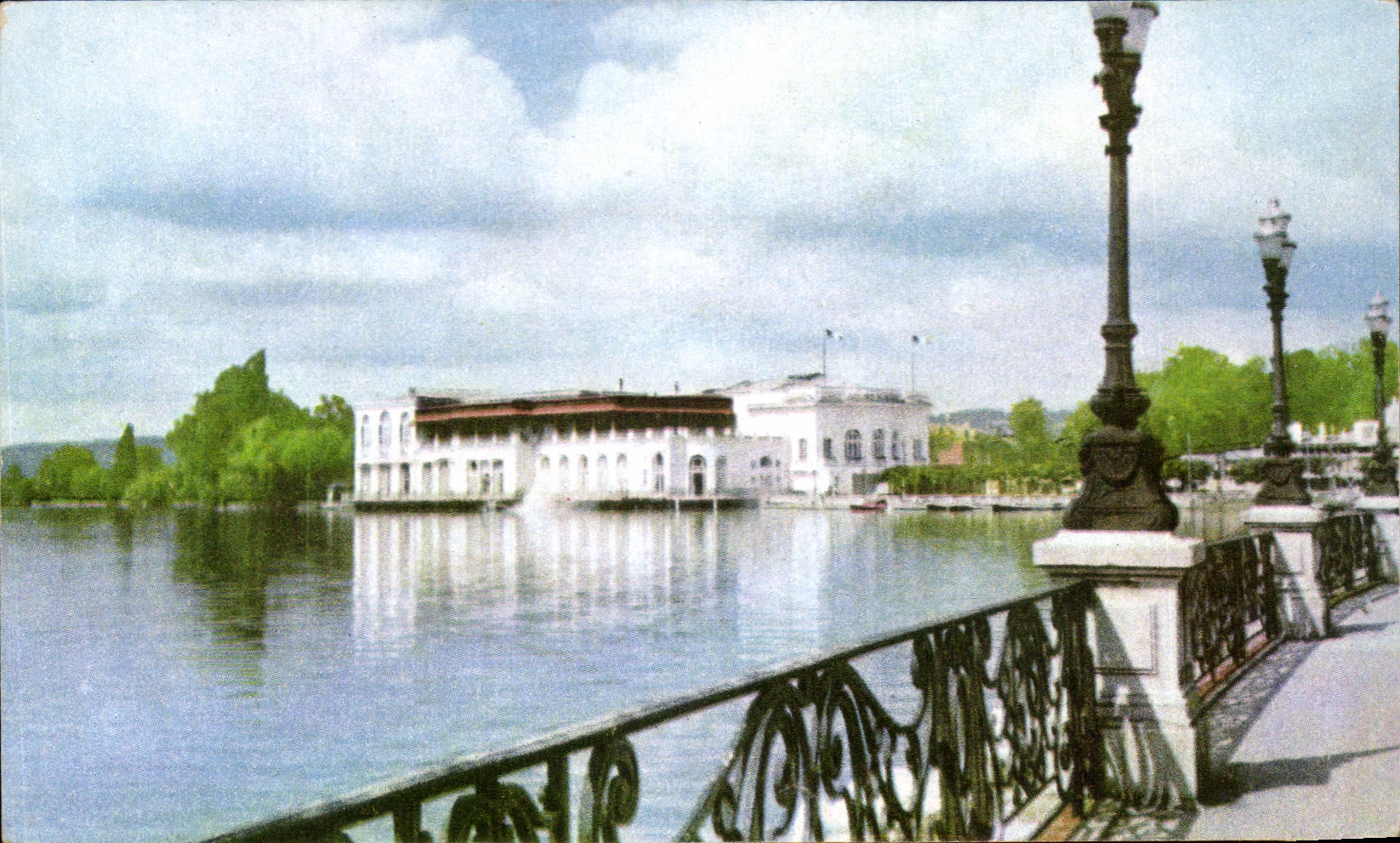 Lac d'Enghien — Vue du lac avec bâtiment sur l'eau — Pelletier
