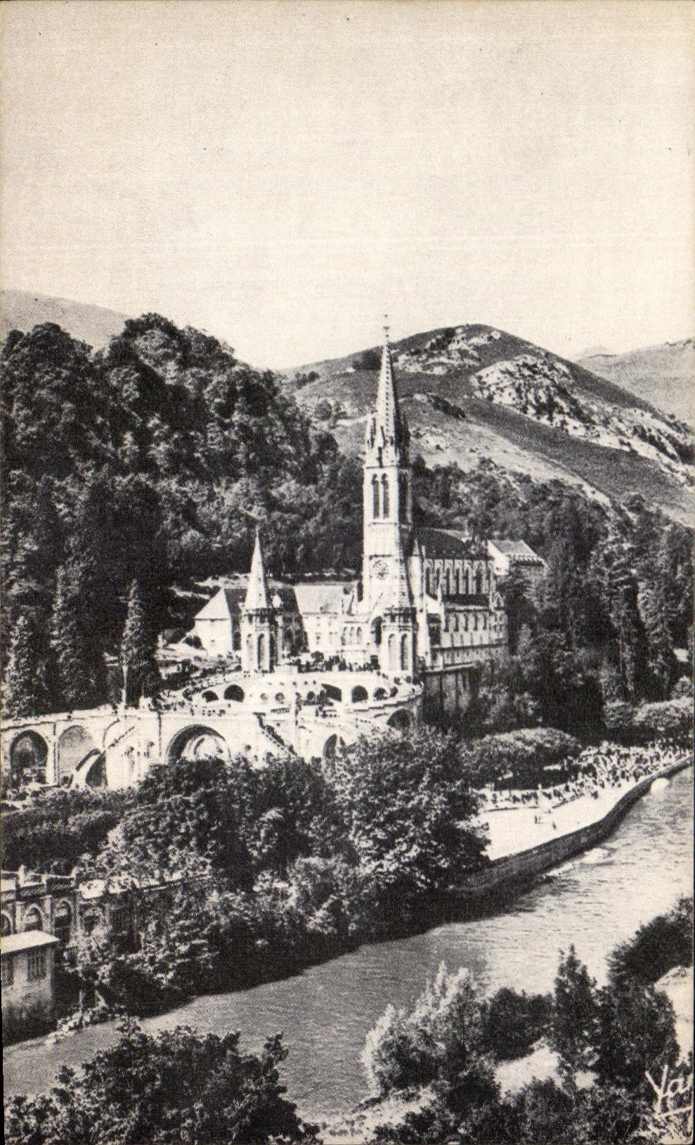 CPA Lourdes La Basilique et le Gave