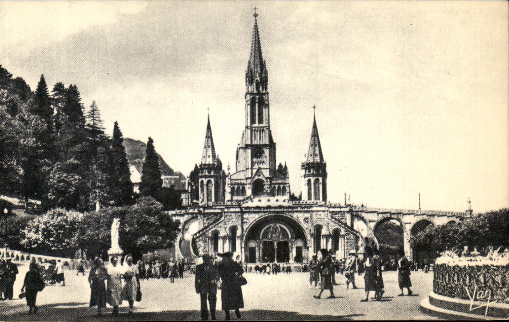 CPA Lourdes La Basilique Entree du Rosaire 