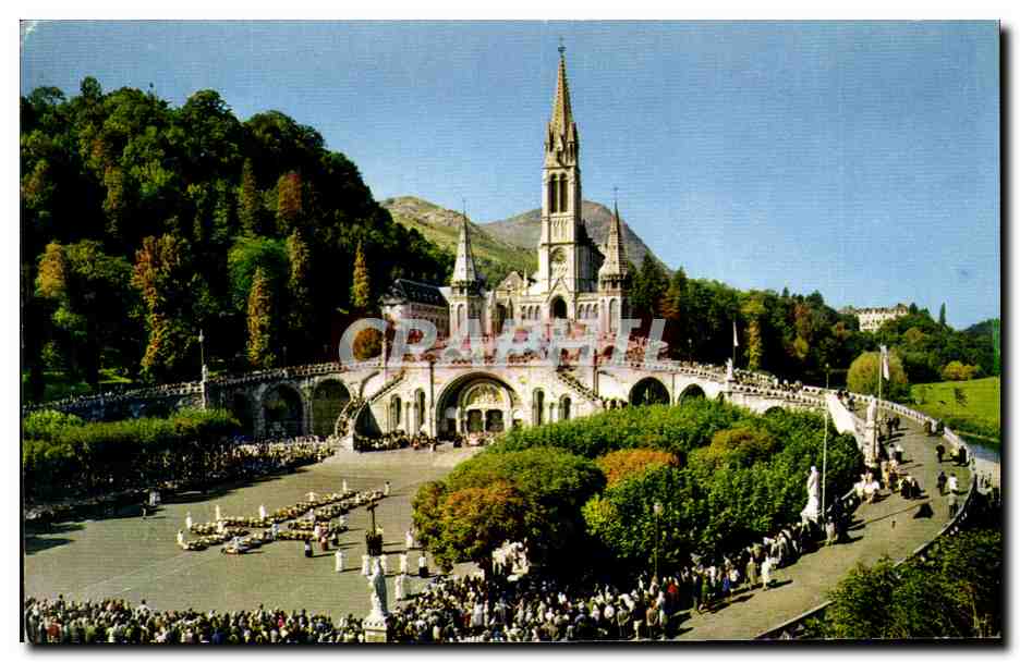 CPA Lourdes Les Malades assistant au Chemin de Croix 