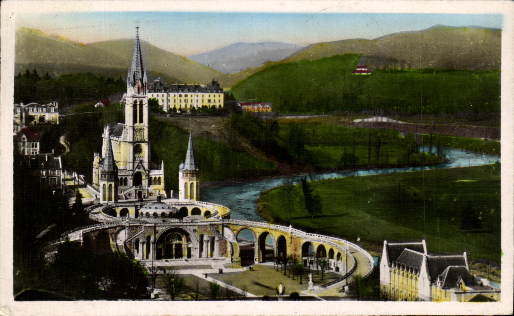 CPA Lourdes La Basilique Vue Du chateau Fort