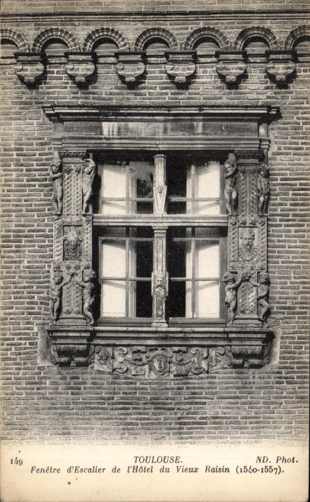 Fenêtre d'Escalier de l'Hôtel du Vieux Raisin — Toulouse — ND. Phot. n°149