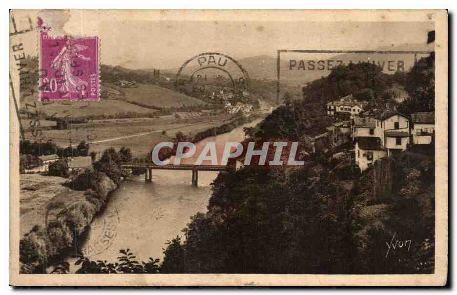 CPA Le Pays Basque Cambo Les Bains A Cheval sur la Nive le Bas et la haut Cambo