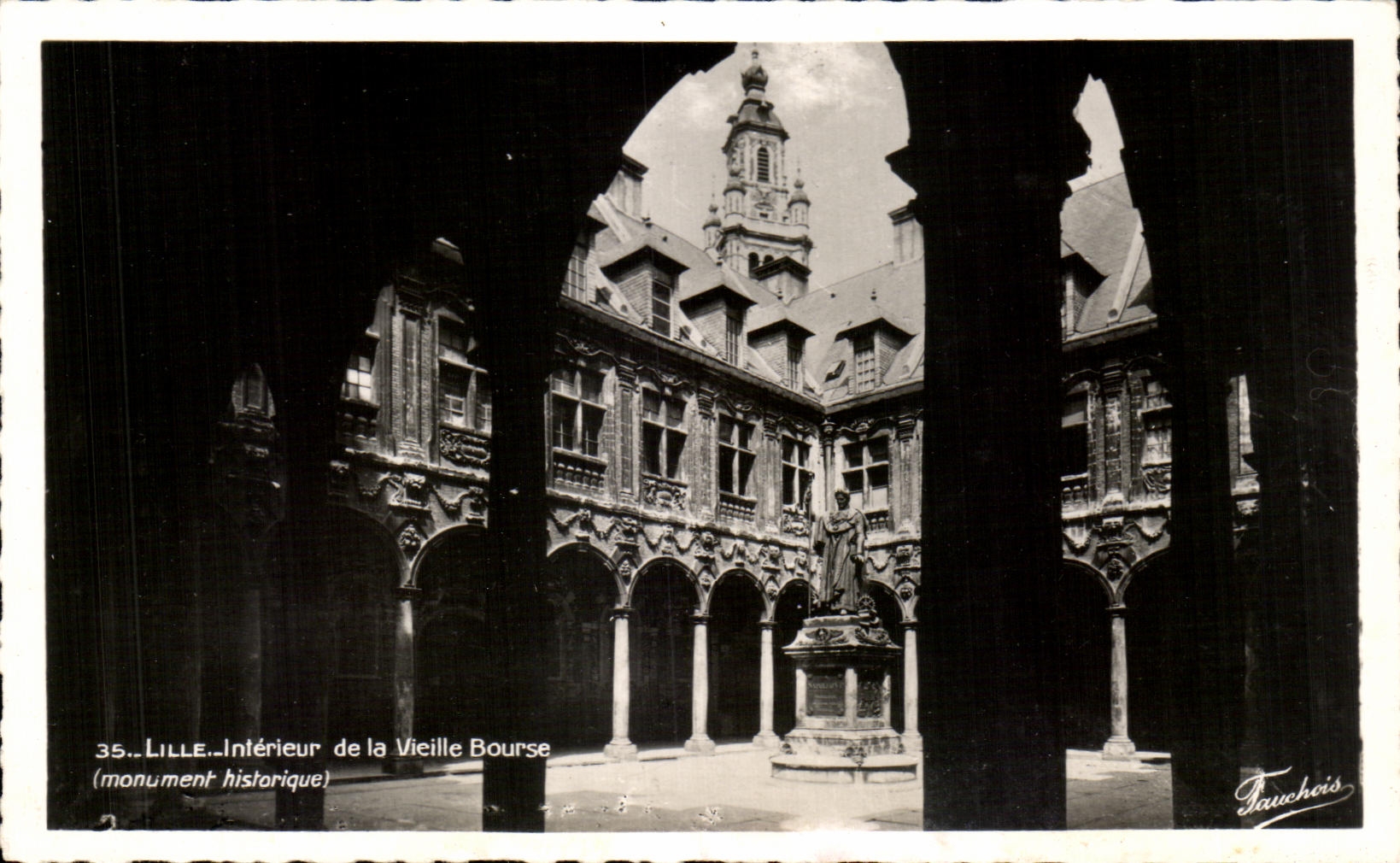 LILLE — Intérieur de la Vieille Bourse (monument historique) — Tauxchois