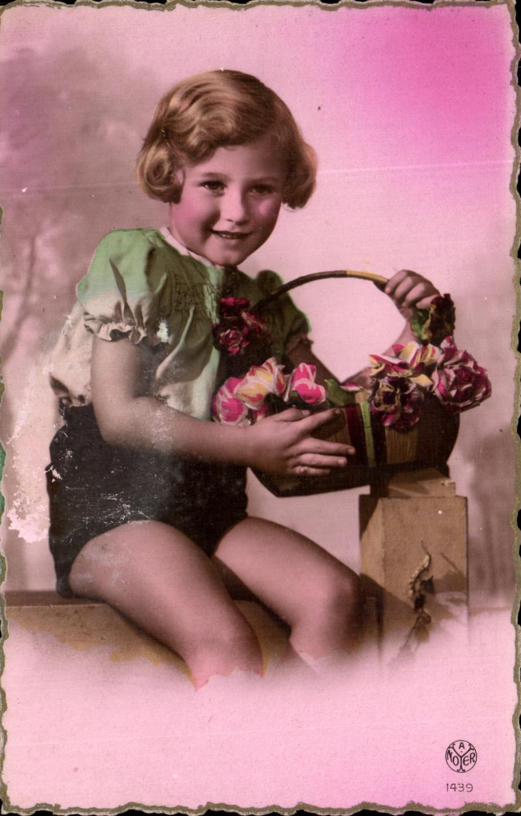 Fille avec panier de fleurs — photo studio — MAY NOTER n°1439
