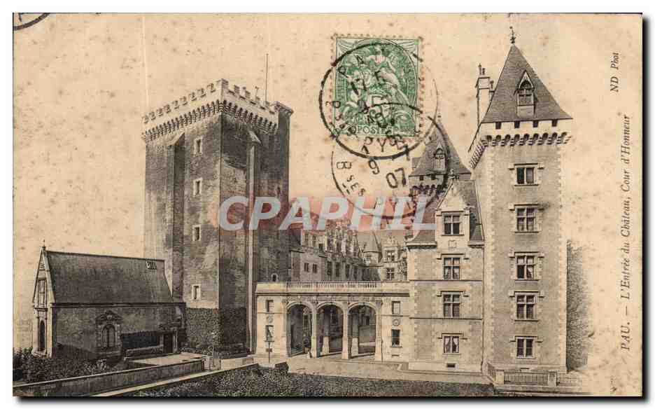 CPA Pau L'Entree Du chateau Cour d'Honneur