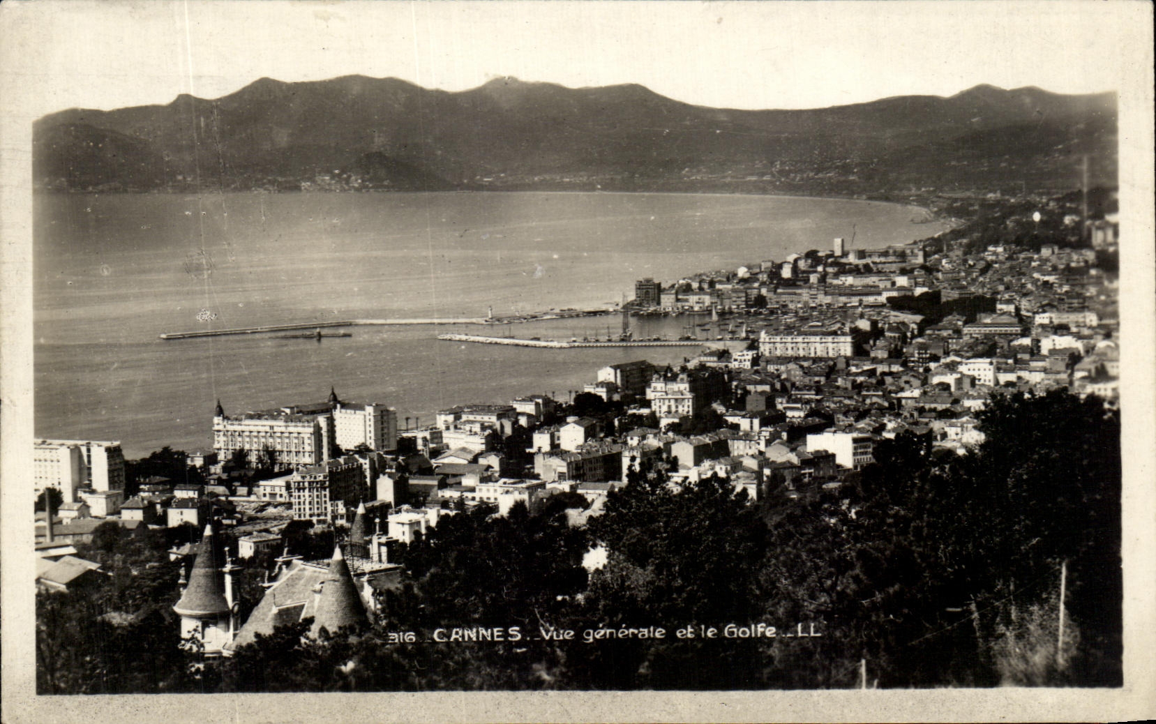 CPA Cannes Vue Generale Et Le Golfe