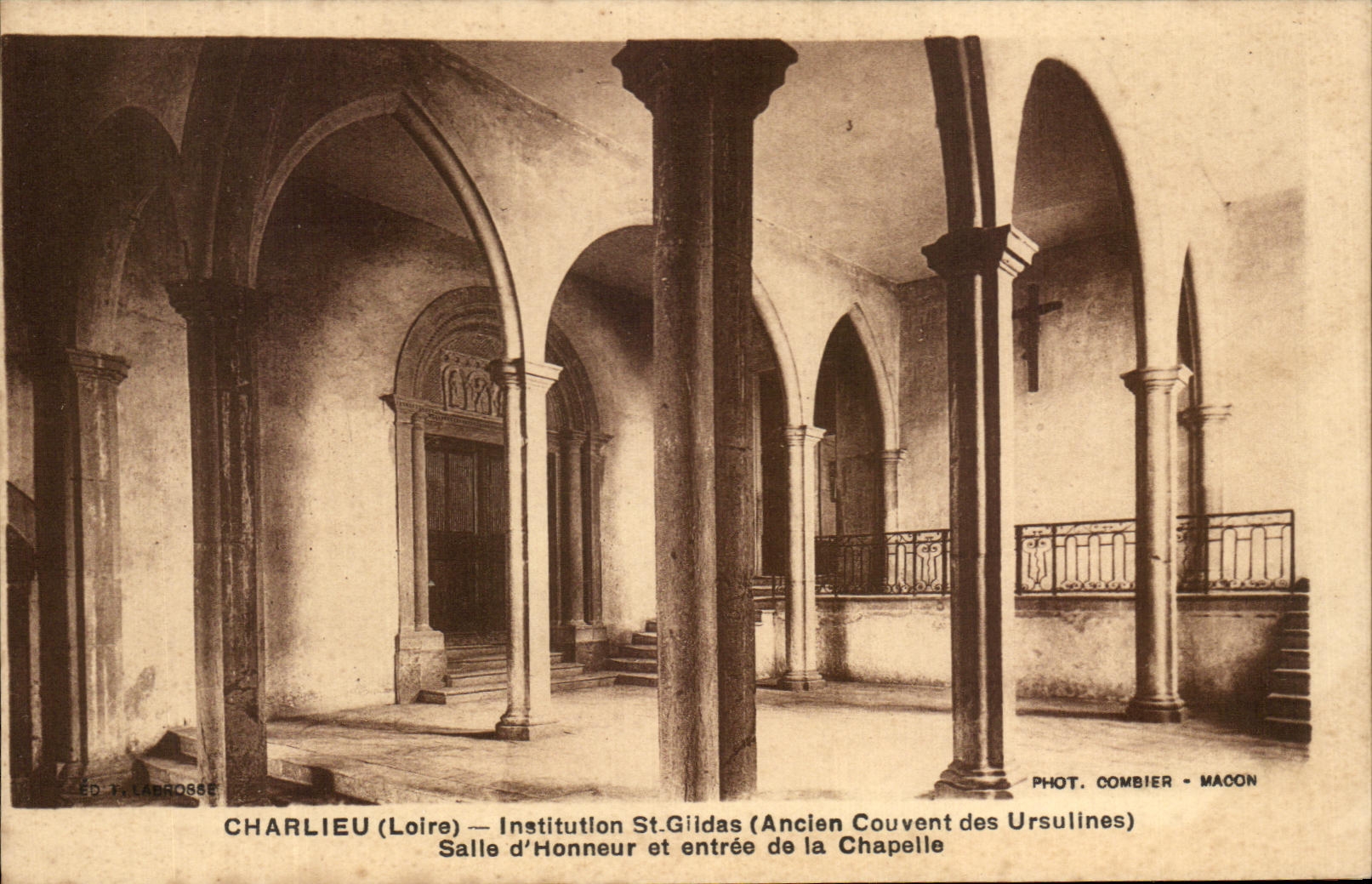 CPA Charlieu Institulon St Gildas Salle d'Honneur et entree de la Chapelle
