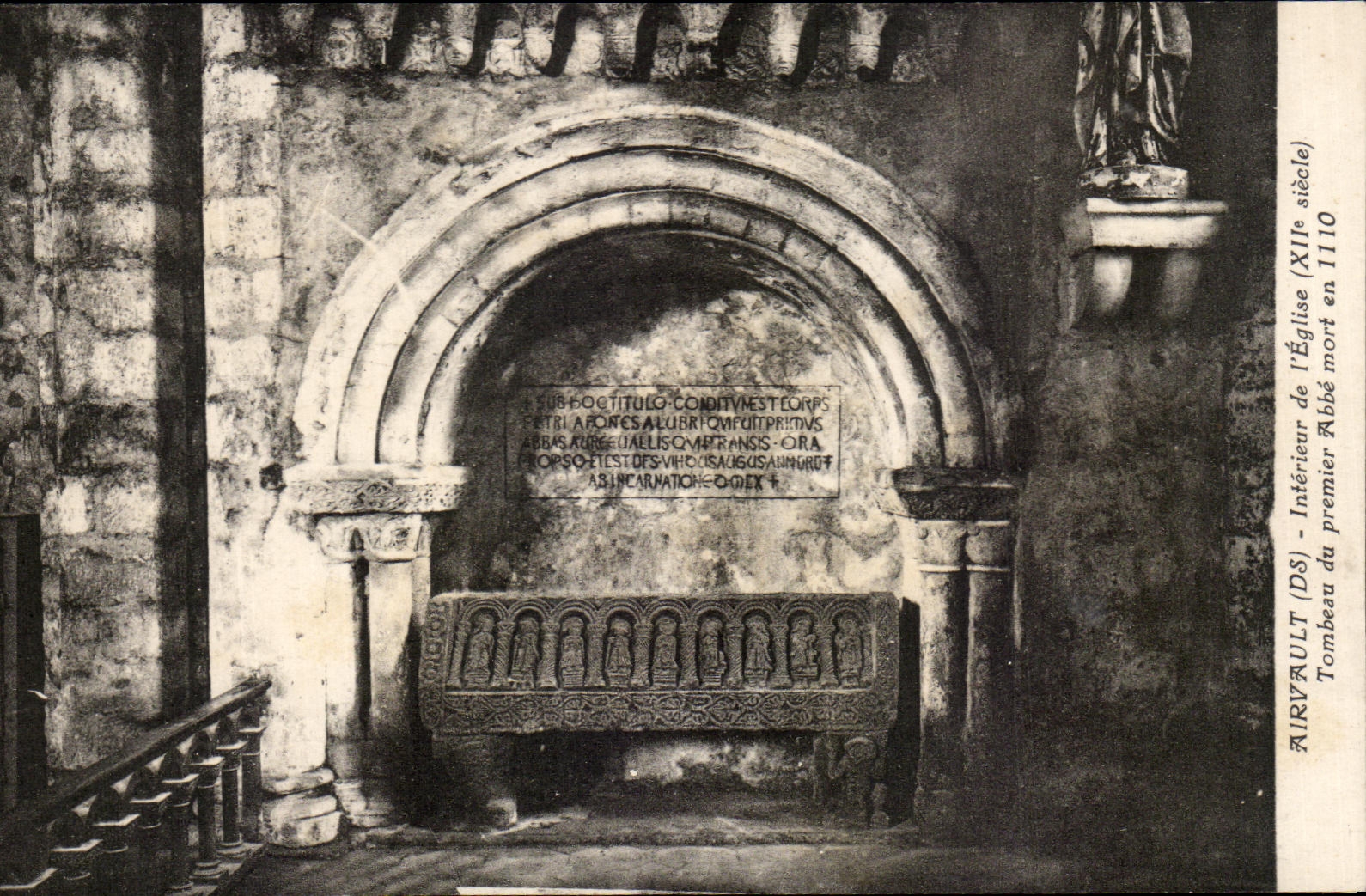 CPA Airvault Interieur de L'Eglise Tombeau de Premier Abbe Mort en 1110