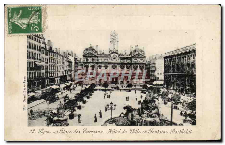 Lyon — Place des Cerreaux, Hôtel de Ville et Fontaine Bartholdi — Édit. Grand Basar Lyon
