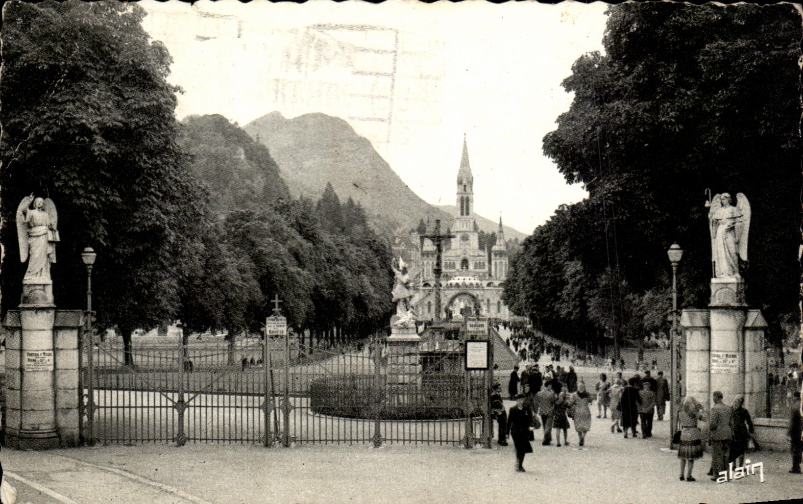 CPA Lourdes L'Entree de la Basilique