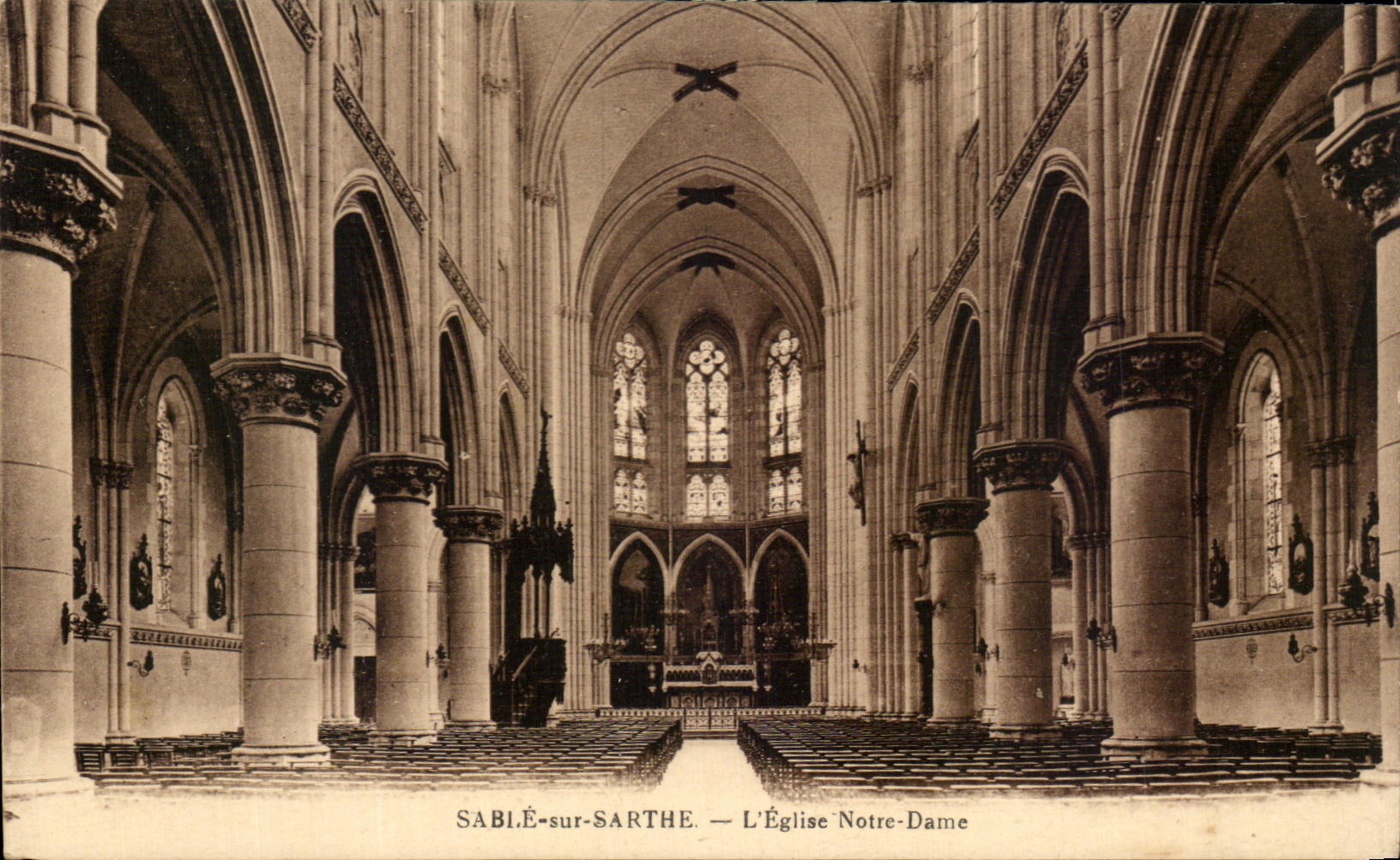 CPA Sable sur Sarthe L'Eglise Notre Dame