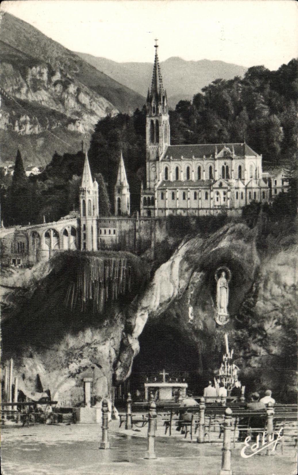 CPA Lourdes La Basilique et la Grotte Miraculeuse