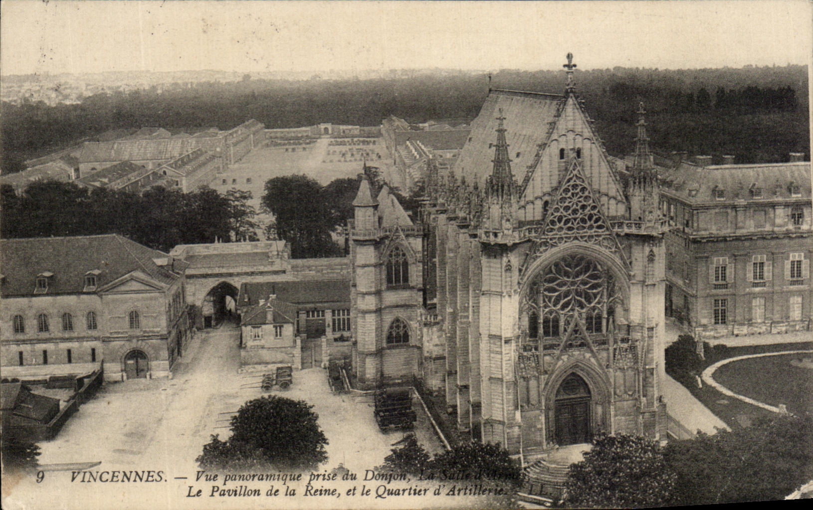 CPA Vincennes Vue Panoramique prise du Donjon Le Pavillon de la Reine et le quartier d'artillerie Militaria