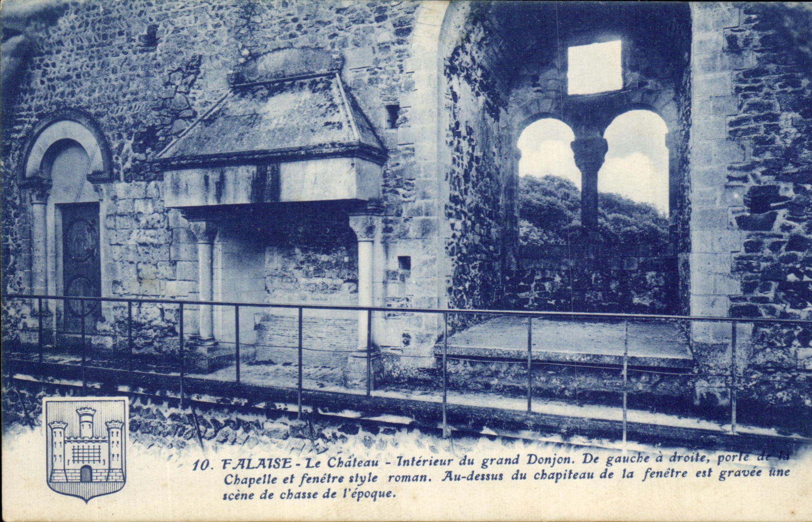 Falaise - Le Château - Intérieur du grand Donjon. Chapelle et fenêtre style roman