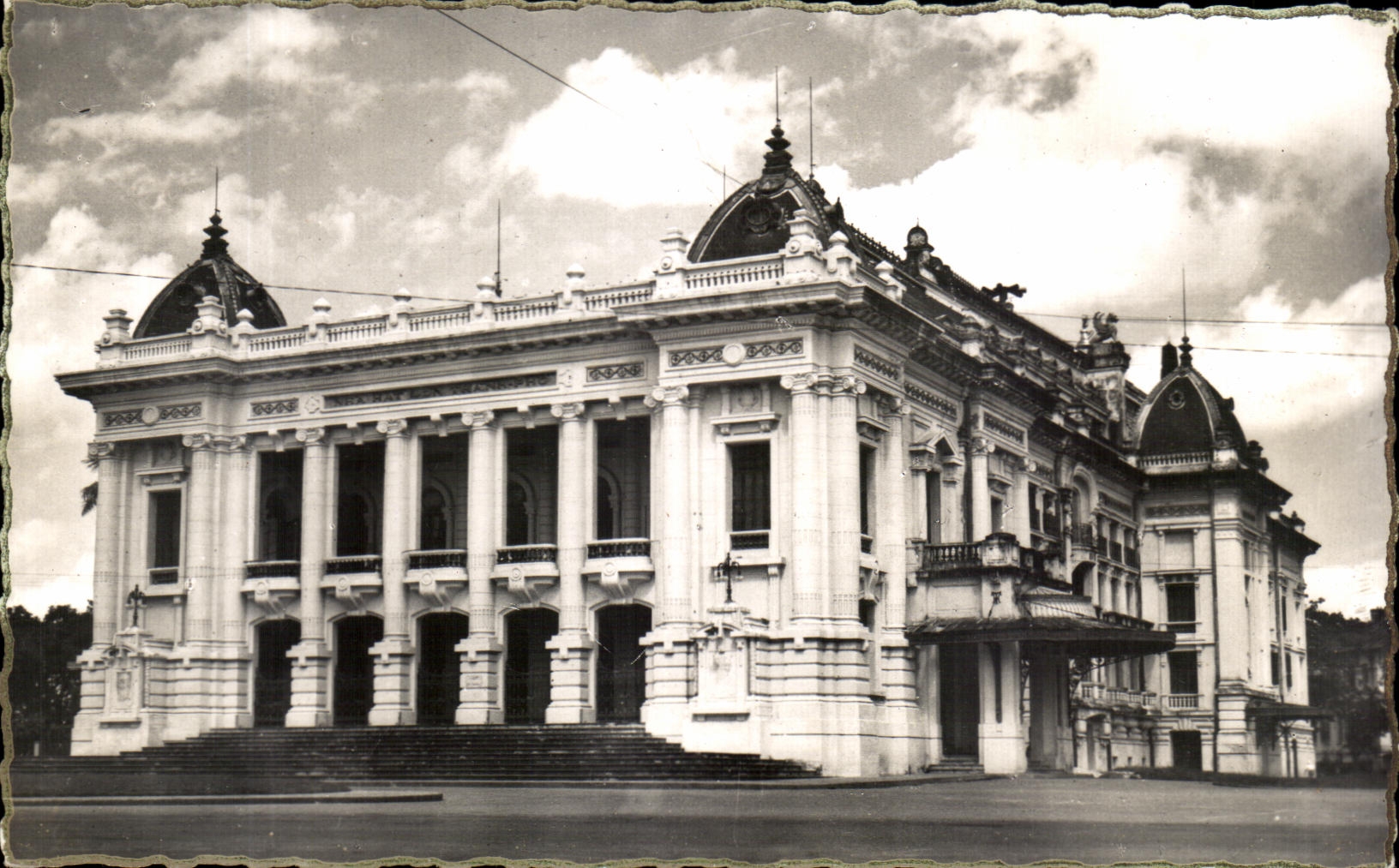 Théâtre Municipal — Hanoï, Nord-Vietnam — Cliché Inhochine, n°114