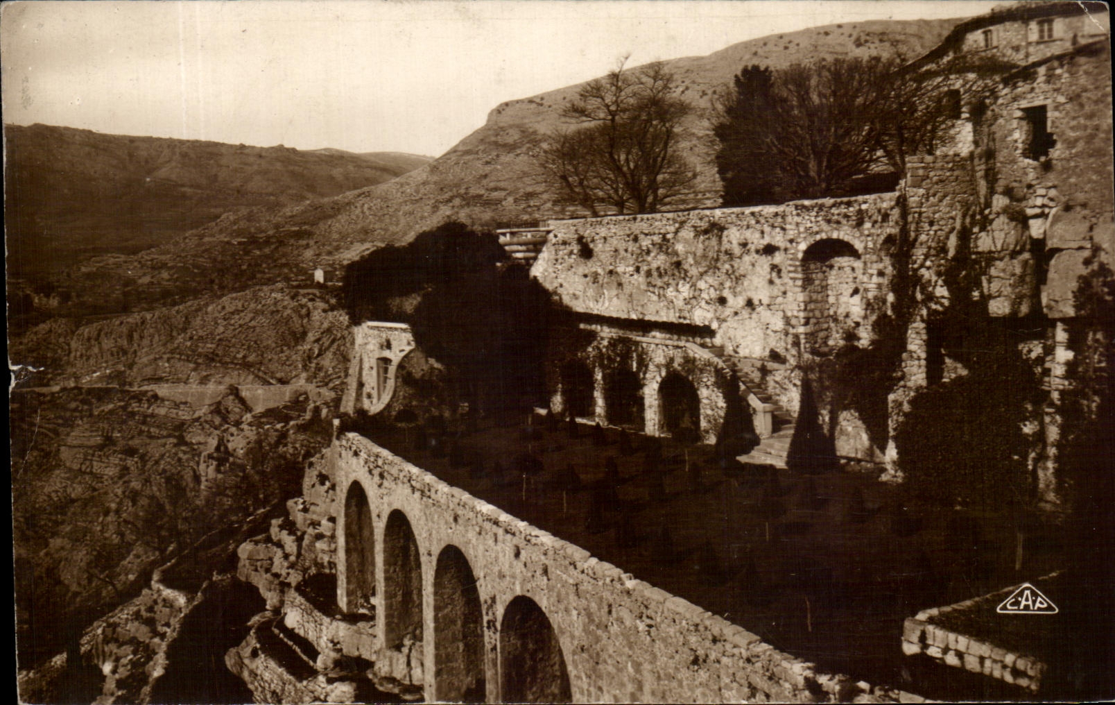 Jardin du Vieux Château — S. Gourden — Éditeur CAA