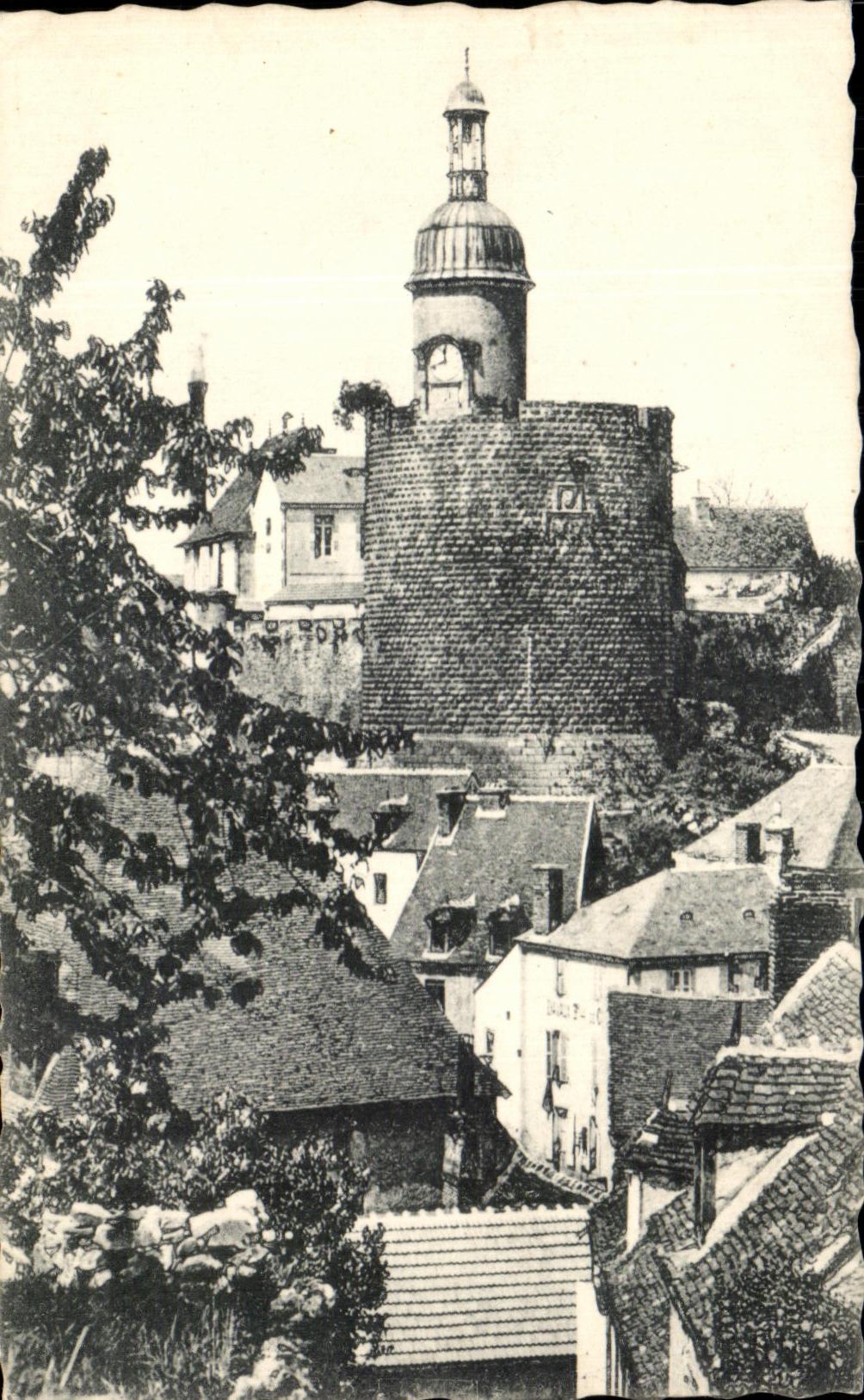 CPA Bourbon L'Archambault La Tour qui qu'en grogne