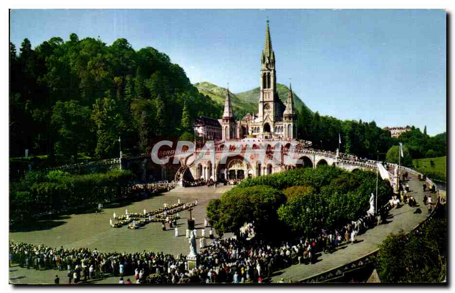 CPM Lourdes Les Malades Assistant au Chemin de Croix