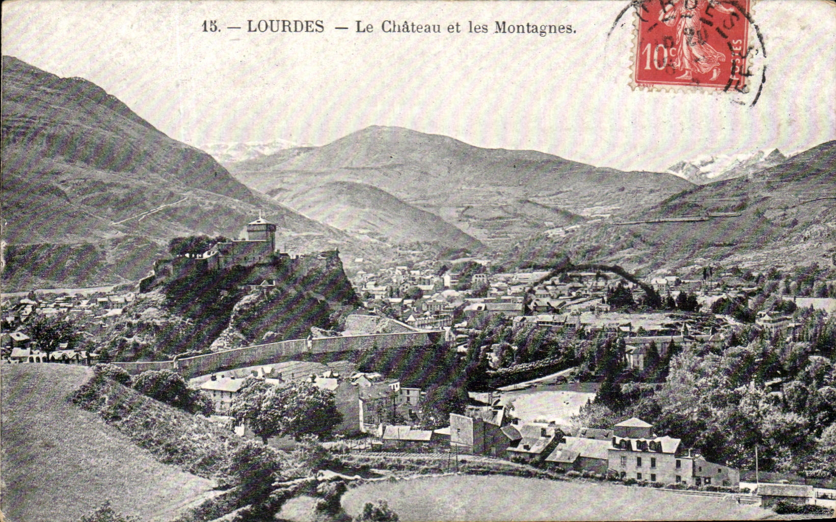 CPA Lourdes Le Chateau et les Montagnes