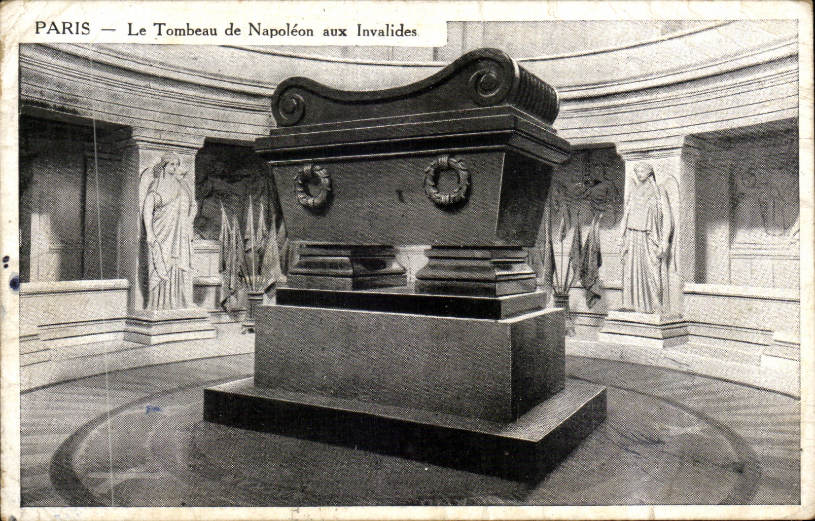 CPA Paris Le Tombeau de Napoleon aux Invalides