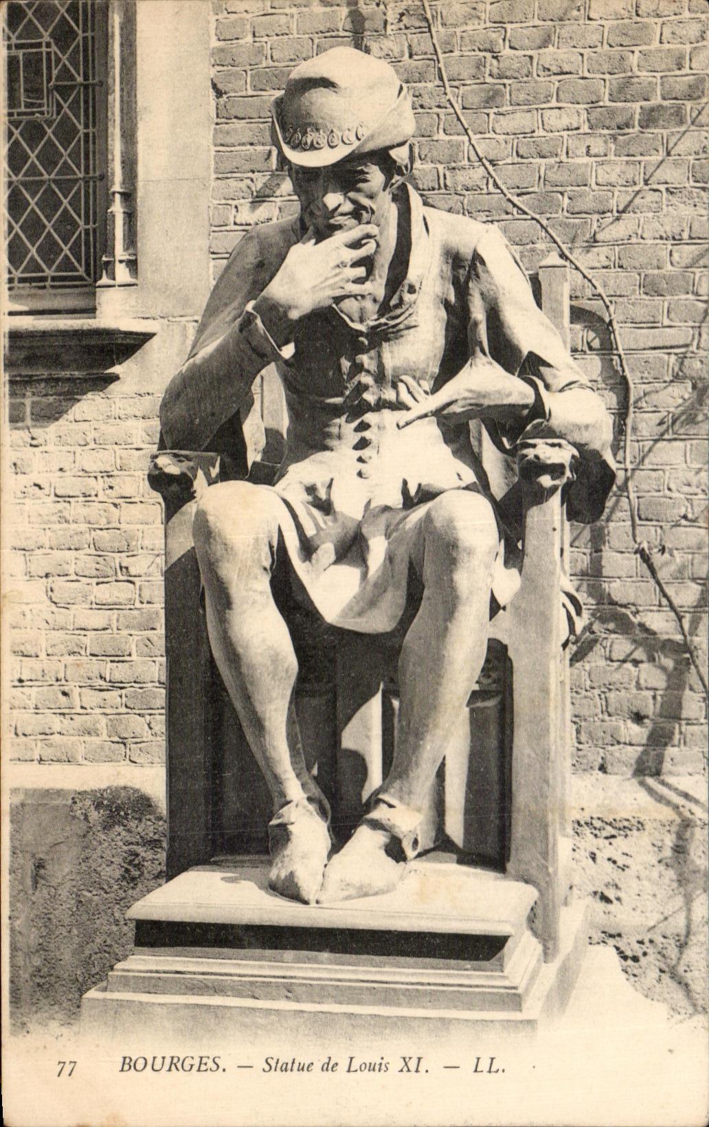 CPA Bourges Stalue de Louis XI