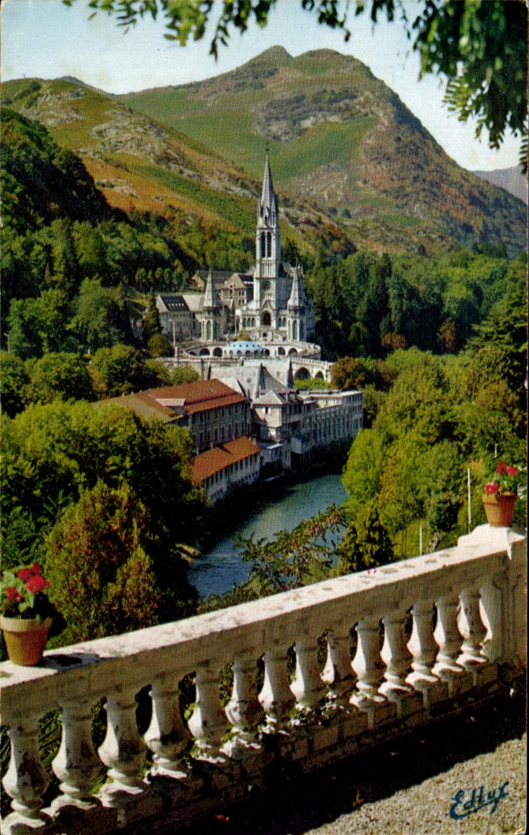 CPA Lourdes La Basilique Et Le Gave