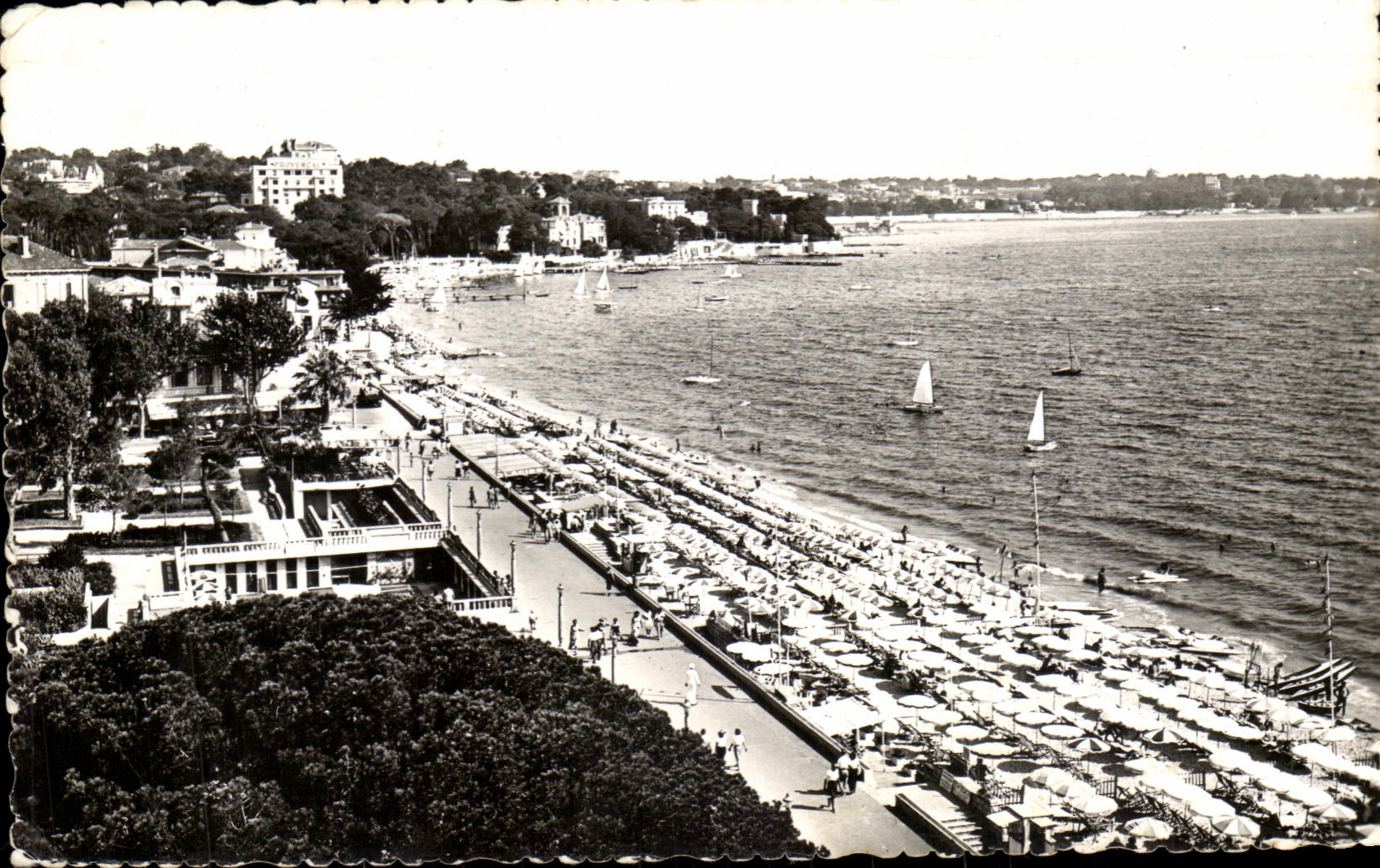 Juan-les-Pins — vue générale de la plage — Edit. AJAX, n°1185