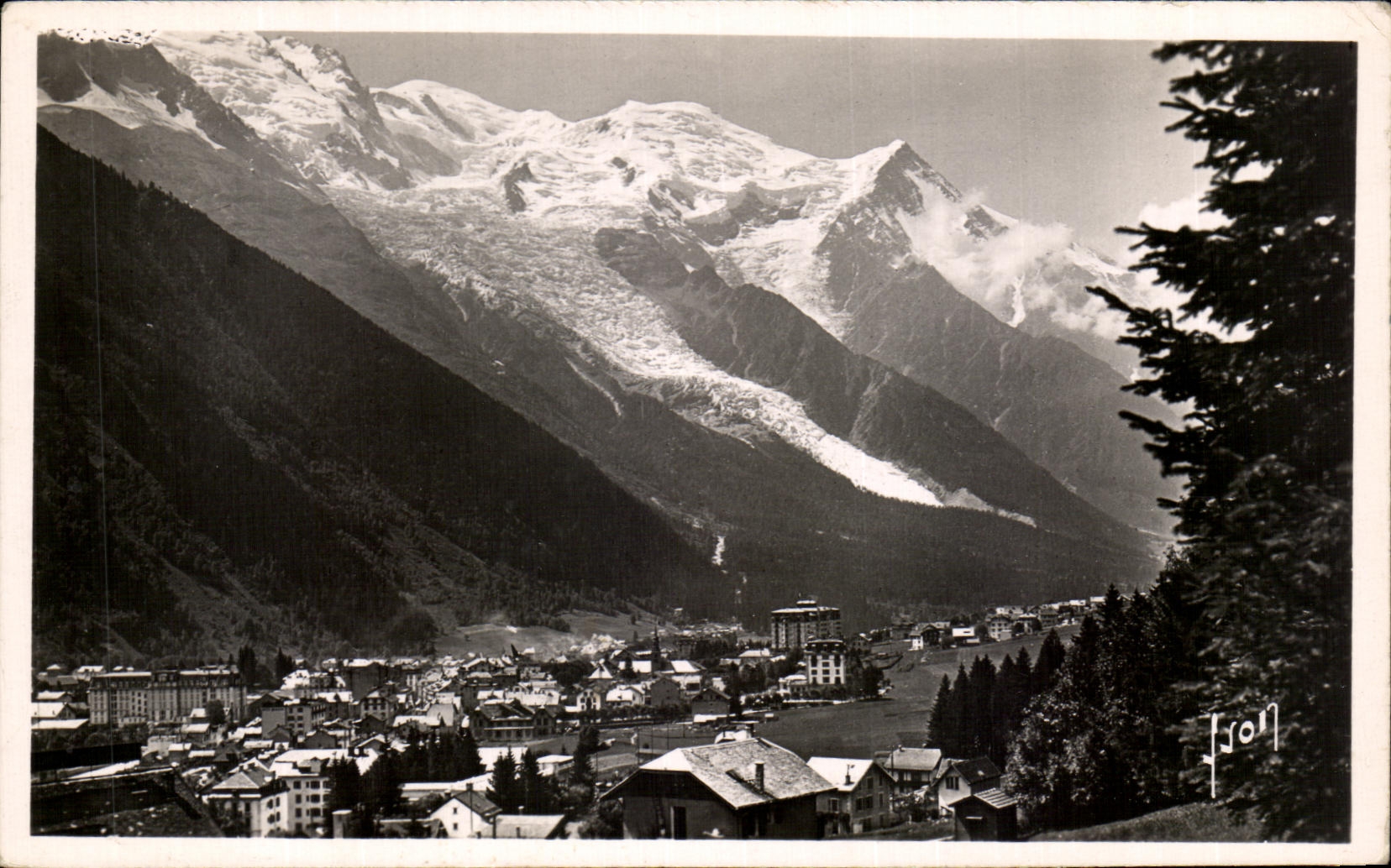 CPA Chamonix Vue Generale Et Massif Du Mont Blanc